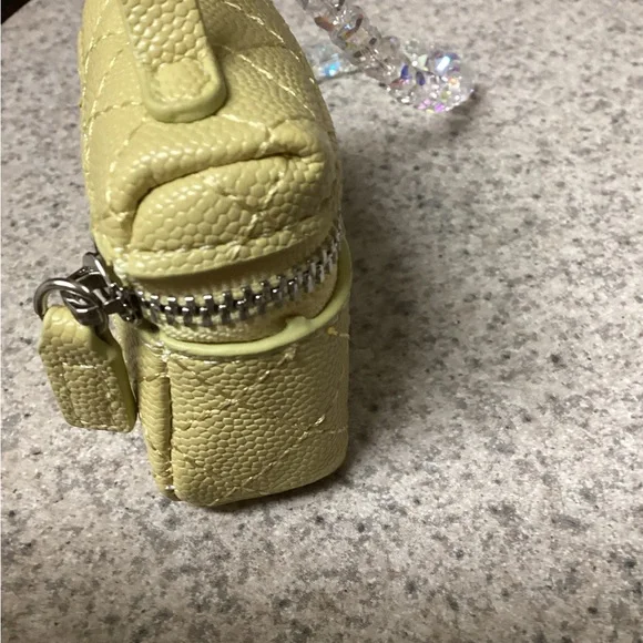 Air pod case. - Picture 2 of 6